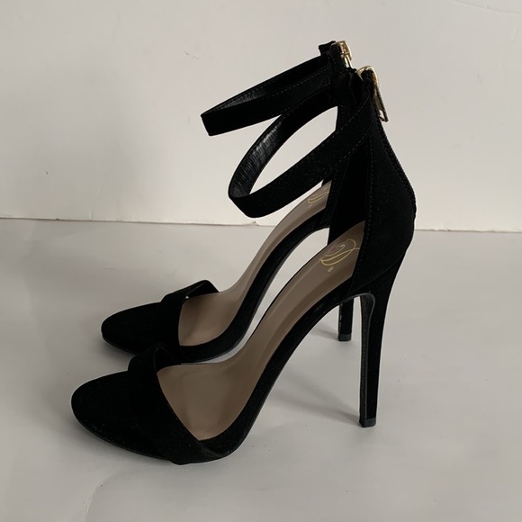 Heart in D Ankle Strap Sandals - Picture 4 of 13